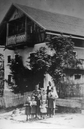 Familie Kirchmair (&quot;Korbinger&quot;) vor dem alten &quot;Korbingerhaus&quot;