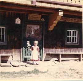 Stock Bernhard (*1954) als &quot;Anderle von Rinn&quot; vor dem &quot;Anderlehaus&quot;