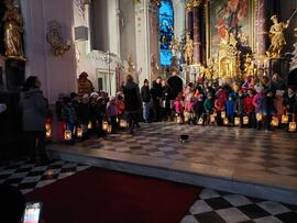 Martinsumzug des Kindergartens in der Pfarrkirche Rinn