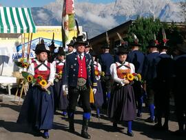 Einmarsch der Speckbacher Schützenkompanie Rinn beim Erntedankfest