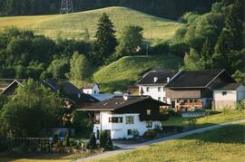 Haus von Eder Werner, im Hintergrund: &quot;Pflatscher&quot; Hof