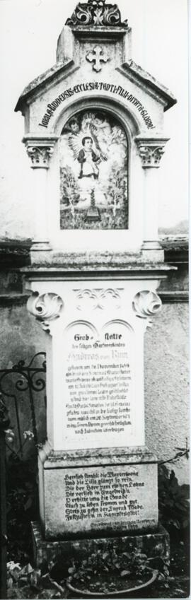 Anderle Grabstein auf der Nordseite der Pfarrkirche Rinn