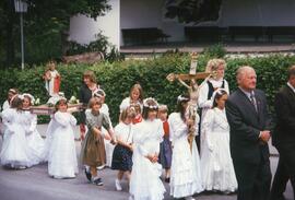 Erstkommunionkinder beim Ferggele tragen bei der Prozession