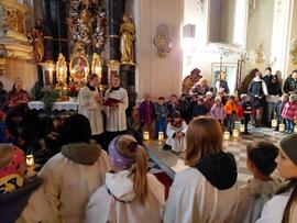 Martinsumzug des Kindergartens in der Pfarrkirche Rinn