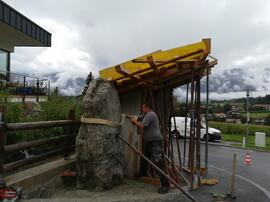 Josef Speckbacher Errichtung des Wappensteines