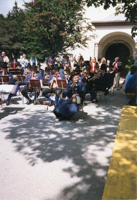 Musikkapelle vor Kirche Judenstein