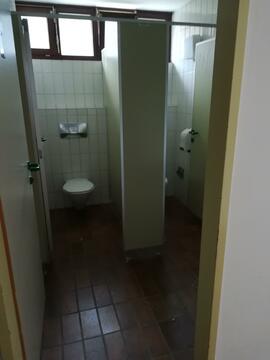 altes Sportplatzgebäude, Toiletten