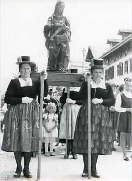 Prozession  vor dem Gasthaus Post