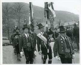 Fahnenabordnung von li.: Haller Max, Schmiderer Franz, Eder Sepp
