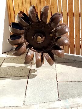 Ausstellungs -Turbine vor dem Büro der Kommunale
