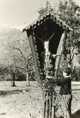 Kreuz im Obstgarten beim "Speckbacherhof" (Kind: Stock Josef *1953)