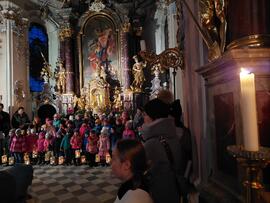 Martinsumzug des Kindergartens in der Pfarrkirche Rinn