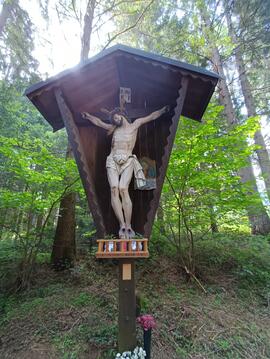 Wegkreuz in Judenstein mit &quot;neuer&quot; Ablage (Spender unbekannt)
