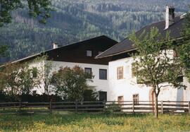 &quot;Walzern Hof&quot; im Vordergrund altes Gebäude