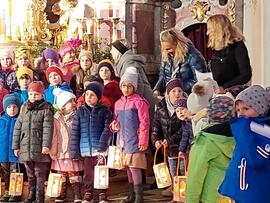 Martinsumzug des Kindergartens in der Pfarrkirche Rinn