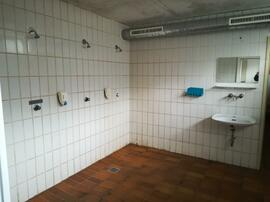 altes Sportplatzgebäude, Duschen