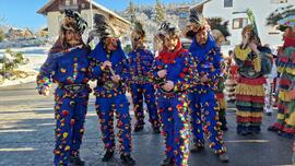 Auftritt der Brauchtumsgruppe in Aldrans, "Tschaggeler"