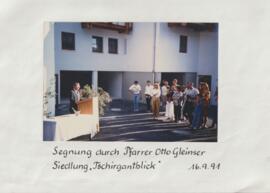 Segnung durch Pfarrer Otto Gleinser - Siedlung "Tschirgantblick"