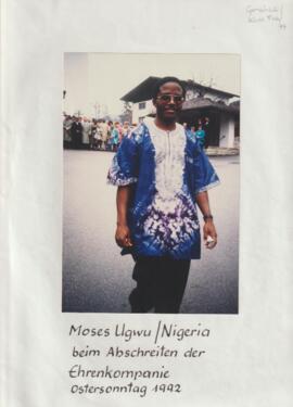 Moses Ugwu/Nigeria beim Abschreiten der Ehrenkompanie