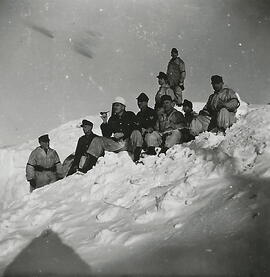 Kriegskameraden im Schnee