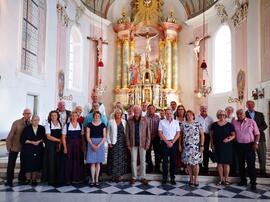 Ehepaare in der Kirche  Gruppenbild
