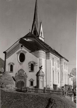 Kirche Telfes mit Kriegeredenkmal und Portalbild