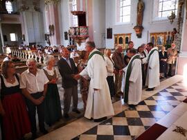 Ehepaare in der Kirche mit Geistlichen