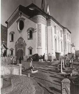 Kirche Telfes mit Friedhof , Seitentüren Vorbau