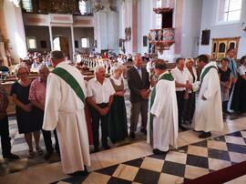 Ehepaare in der Kirche mit Geistlichen