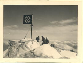 Aufstellung des Hackenkreuz 1940; durch die Deutsche Wehrmacht am Olperer.