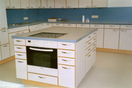 Die neue Schulküche - erneuert im Sommer 2002: 1 Kochplatz