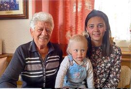 Hilda Hochmuth - 85. Geburtstag - mit Enkelin und Urenkelin