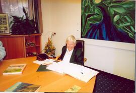 Die bekannte Autorin ERIKA HUBATSCHEK signiert im Tuxer Gemeindehaus ihre Bücher.