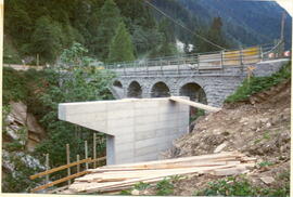 Bau der neuen Rosengartenbrücke 1981 in Finkenberg/Innerberg