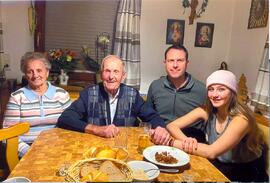 Alois Kreidl - Grasegg - 90. Geburtstag - mit seiner Frau Hilda , seiner Enkelin und Bgm. Simon G...