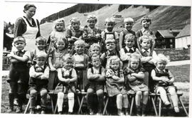 Tante Berta (Rahm) mit den Kindergartenkindern im Jahre 1951