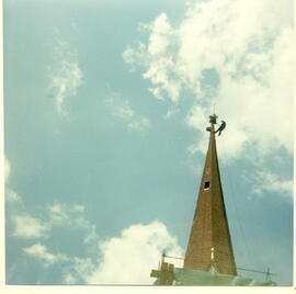Umbau Pfarrkirche Tux: Abnahme der Turmkugel mit Wetterkreuz zum Neuvergolden