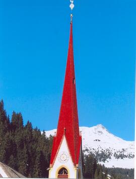 Der Kirchturm erstrahlt in neuem Rot.