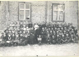 H. Lehrer Gruber mit Schülern der Jahrgänge 1918-20