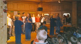 Die Musikgruppe der Volksschule Tux mit Tänzern