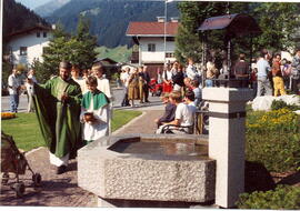 Segnung des neu errichteten Dorfplatzes in Vorderlanersbach durch Pfarrer Otto Walch