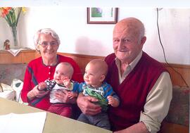 85. Geburtstag von Josef Geisler, Lahnbach mit seiner Frau und seinen Urenkeln