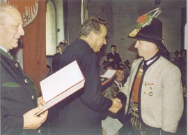 Verleihung des Verdienstkreuzes an Oswald Gredler