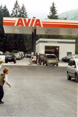 Eröffnung der neuen Tankstelle "AVIA" des Karl Stock, Säge