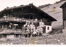 Das alte Erlzetthaus mit Familie