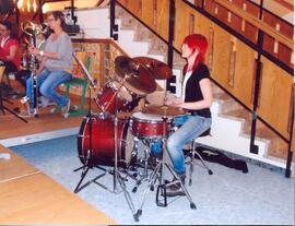 Musikschulkonzert - MS Lehrerin am Schlagzeug und Ingrid Erler mit der Bassklarinette helfen mit