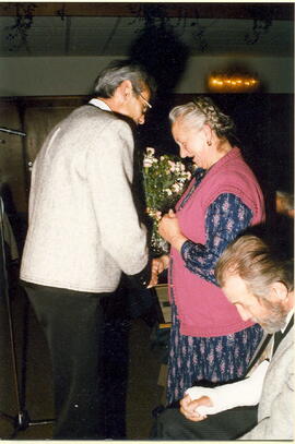 Ehrung verdienter Gemeindebürger: Franz Berger überreicht an Marianne Tomann einen Blumenstrauß