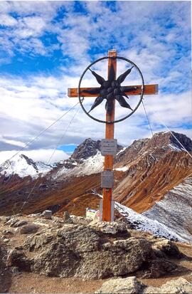 Die LJ Tux stellt ein neues Gipfelkreuz auf der Grüblspitze auf.