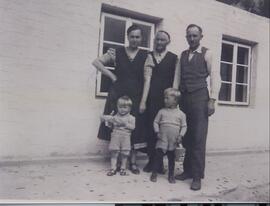 Berta Kirchler mit ihren Schwiegereltern und Willi Kirchler und ihren Kindern Toni und Willi
