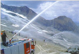Die Feuerwehr übt auch den Einsatz in 2600m Höhe am Tuxer Fernerhaus.